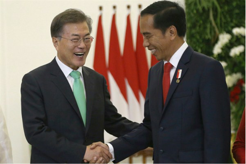 South Korean President Moon Jae-in is greeted by his Indonesian counterpart Joko Widodo during a meeting, Bogor, Indonesia, Nov. 9, 2017 (AP photo by Dita Alangkara).